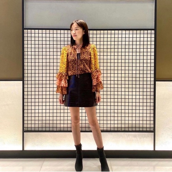 Alice & Olivia Justice Tiered Ruffle Bell Sleeve Blouse Medium NWT - Picture 4 of 6